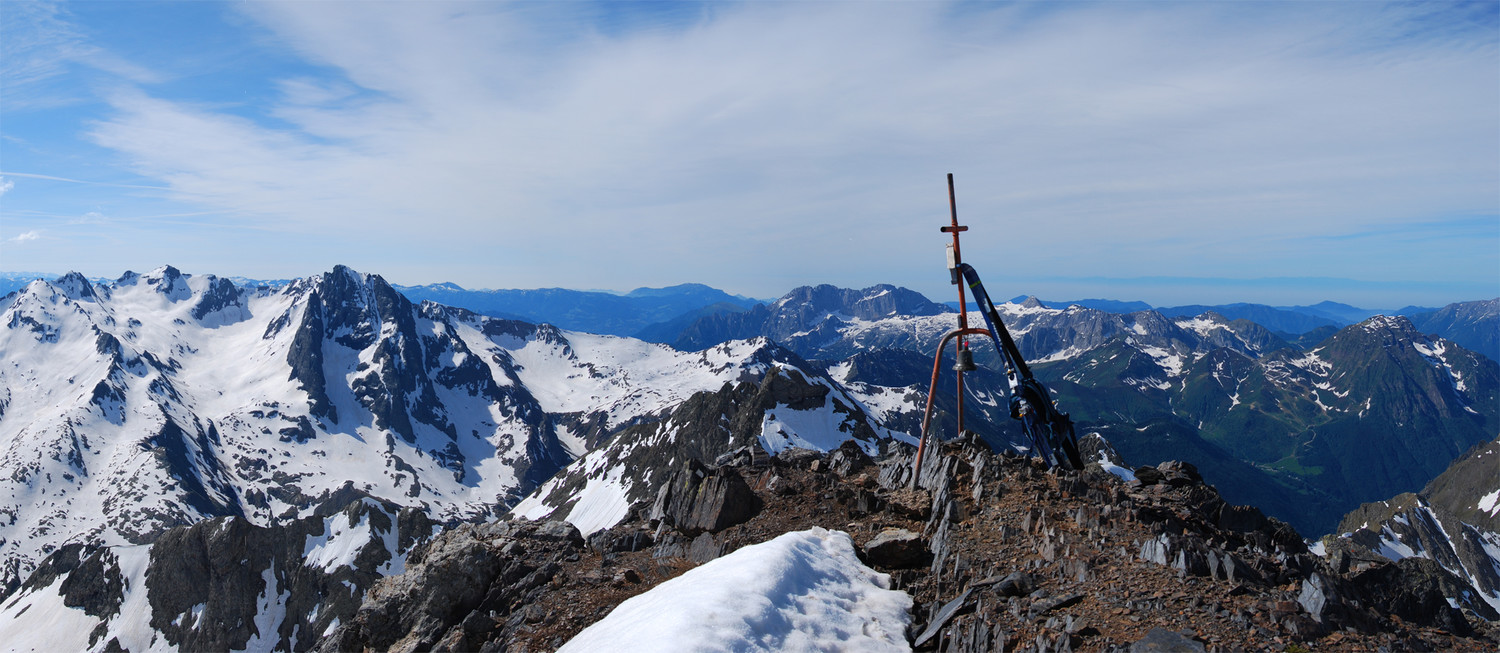 La croce e la campanella in cima al Pizzo del Diavolo di Malgina 2926 m.