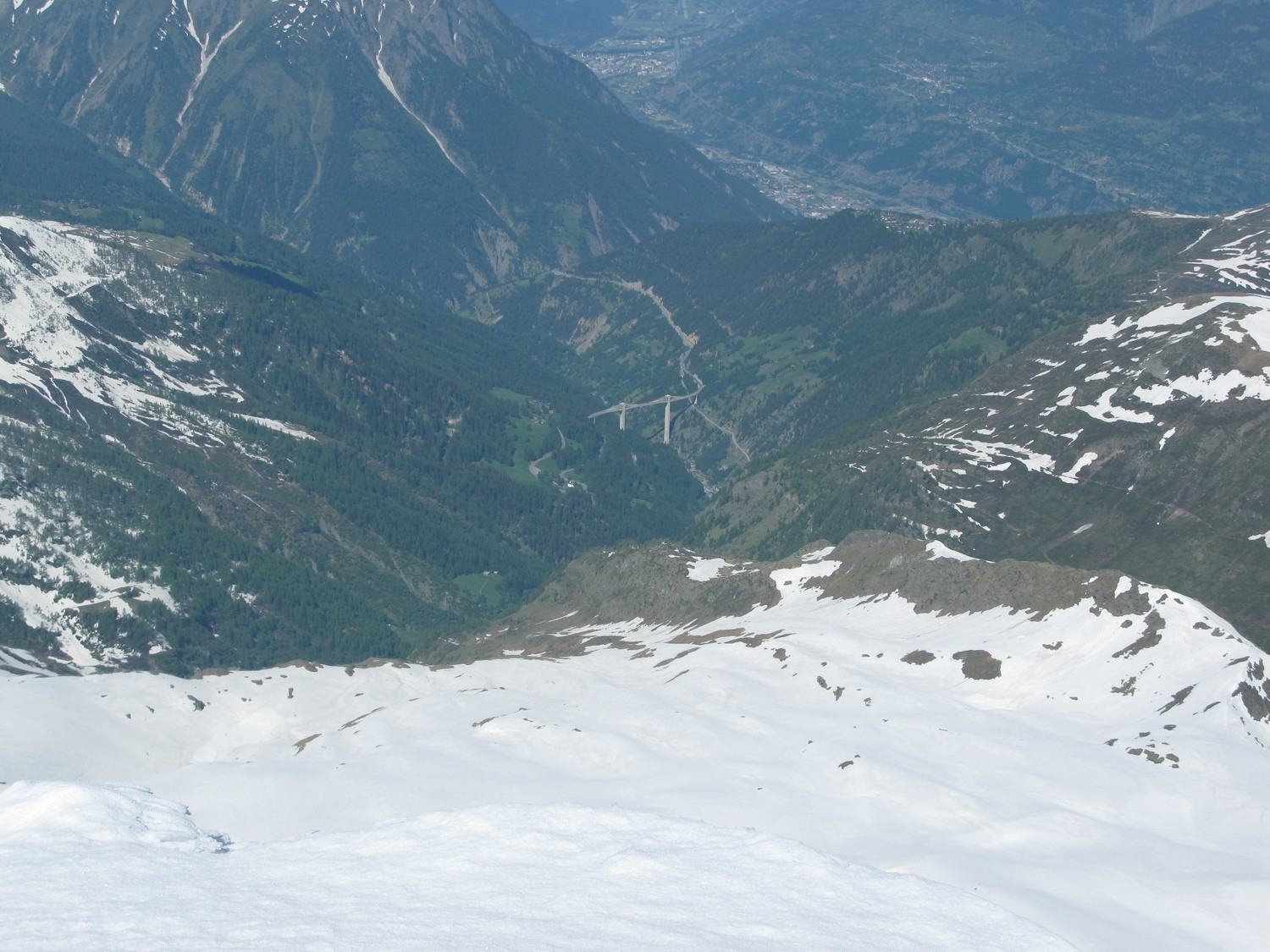 Pentes de descente, viaduc et Berisal depuis le sommet