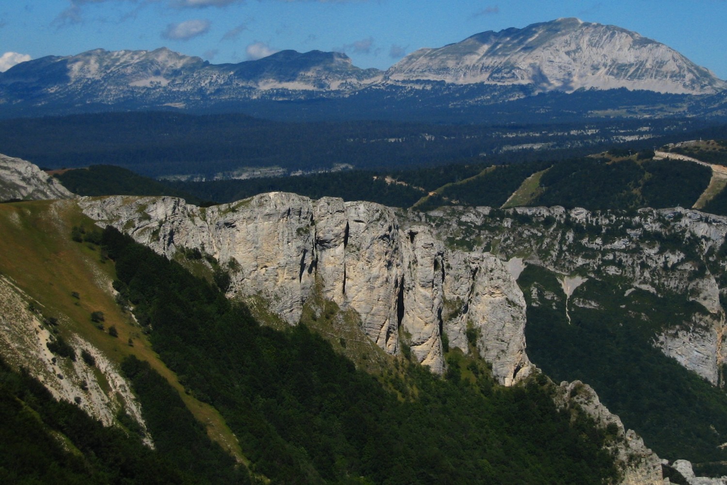 Les Rochers de Chironne vus du But de l'Aiglette (le Gd Veymont au fond...)