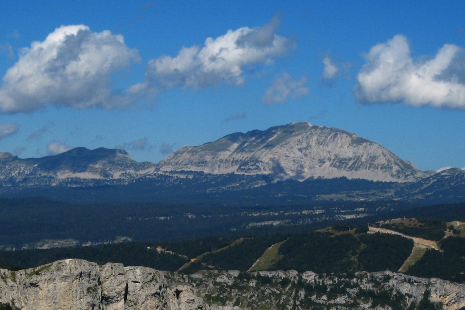 Pierre Blanche à G et Grand Veymont à D vus du But de l'Aiglette au SW