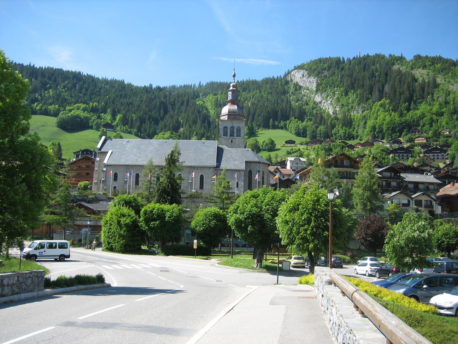 Eglise du Grand-Bornand et son clocher à bulbe