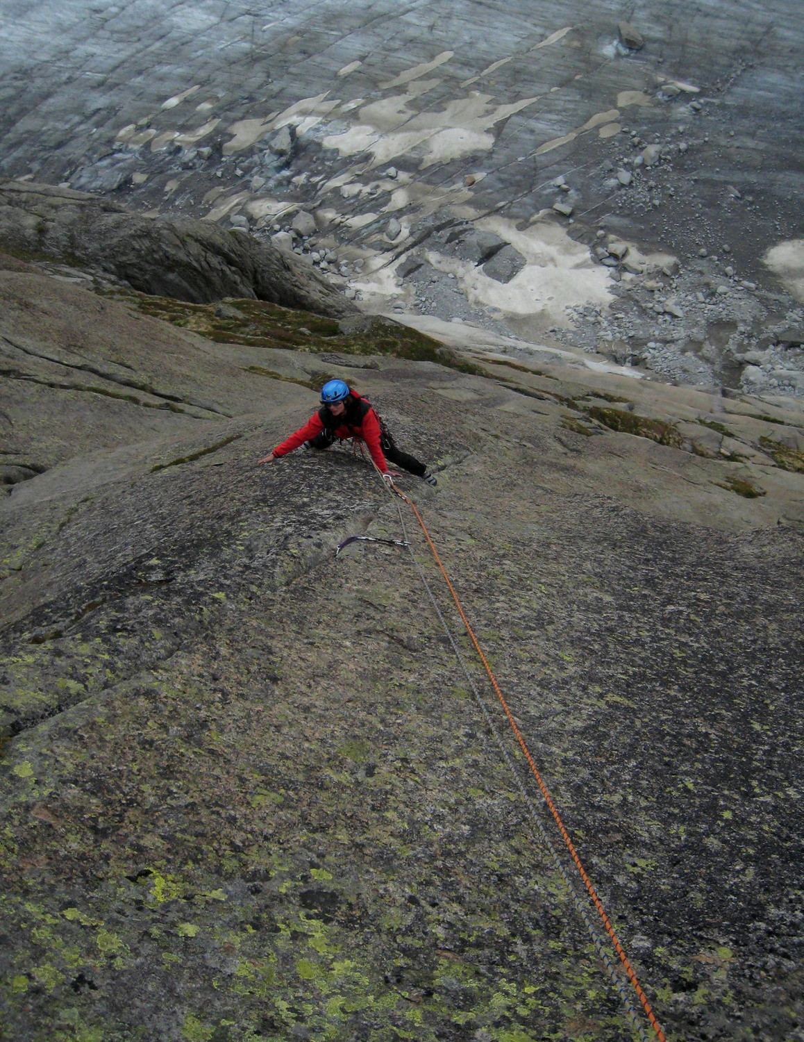 Anne dans la superbe fissure de L8 (5c).