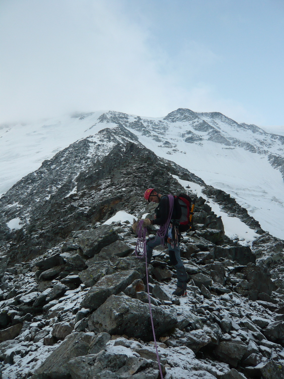Le début de l'arête, un tas de cailloux