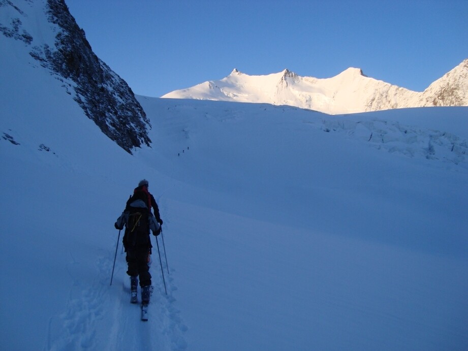 Salendo al Nadelhorn. Verso la zona crepacciata sotto le rocce del Balfrin