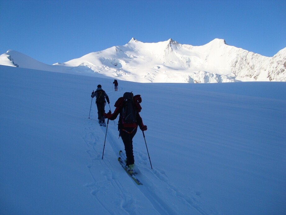 Salendo al Nadelhorn. Visibile tutta la parte alta dell'itinerario di salita. Cresta NE e la sciabile parete N.