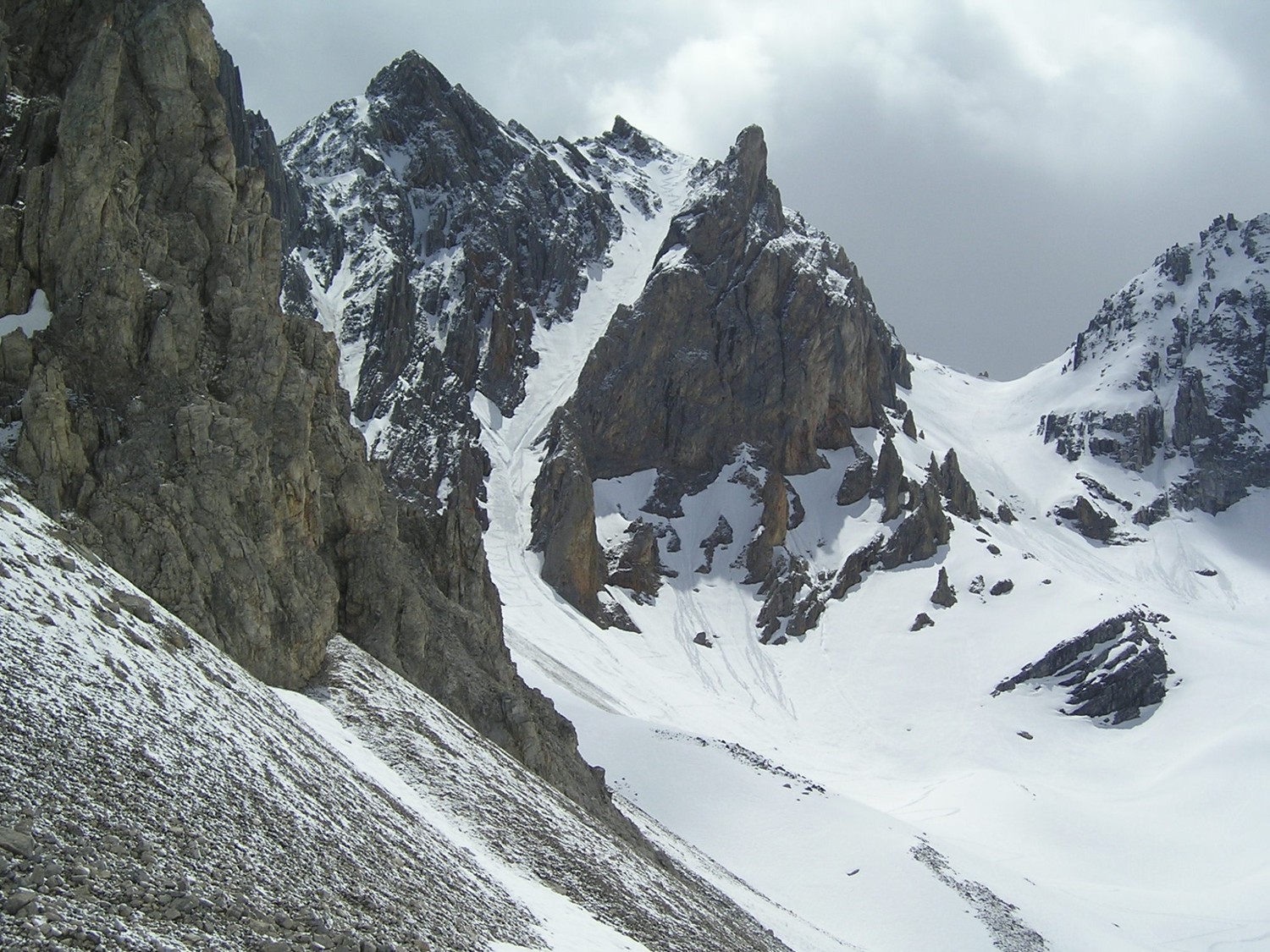 Couloir N de la gran Bagna et col homonyme à droite