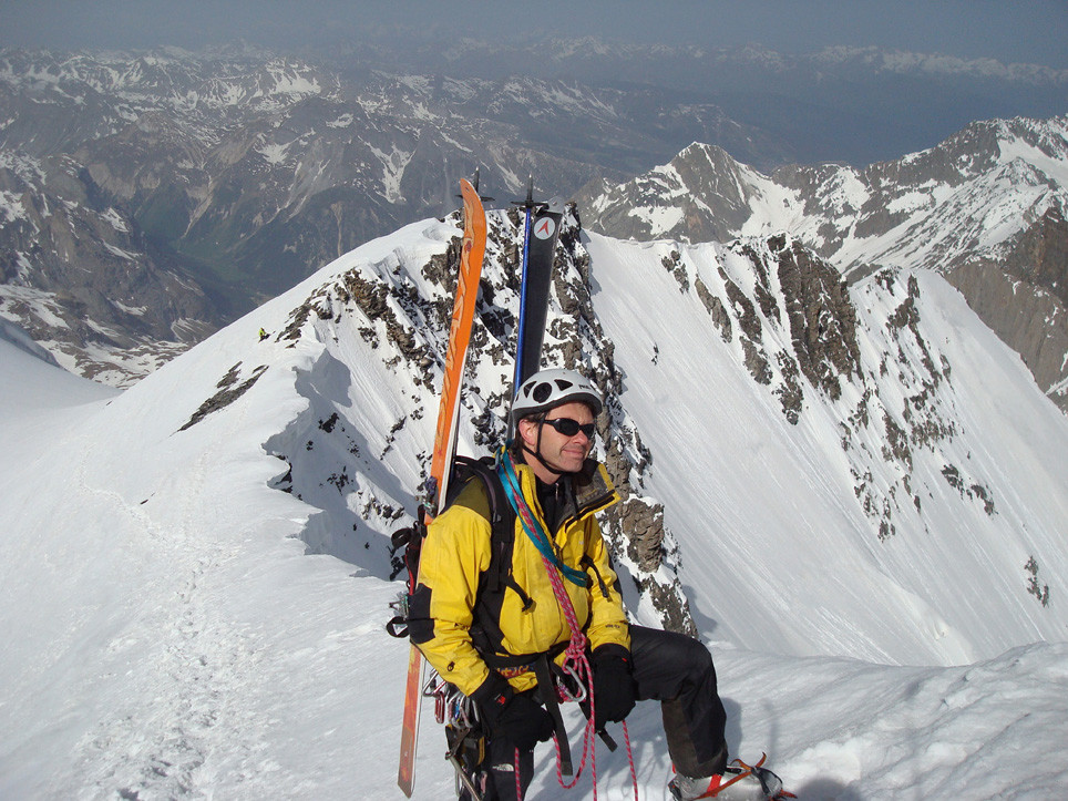 à la sortie du couloir