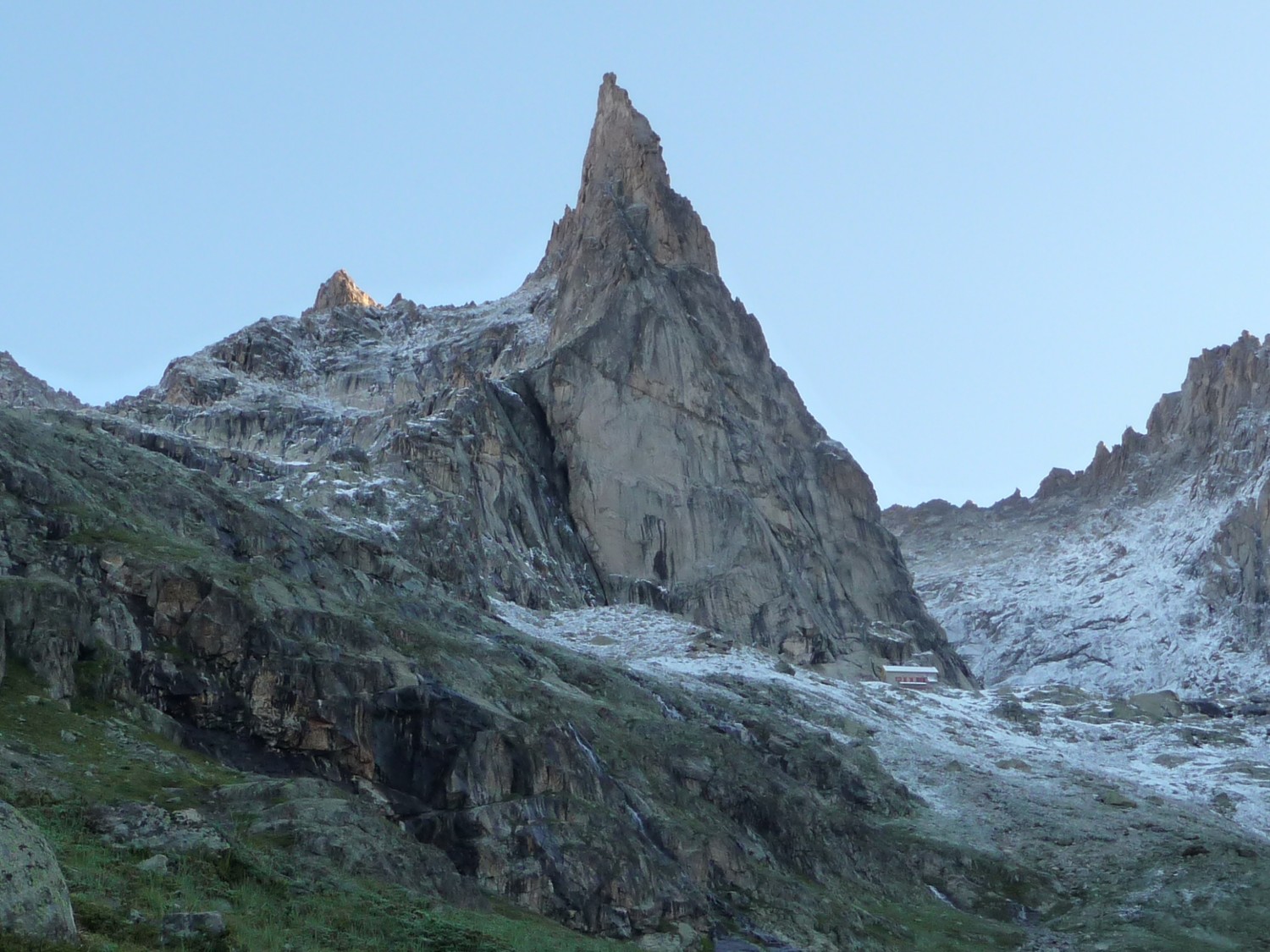 La Dibona au lever du soleil, avec le refuge du Soreiller à ses pieds