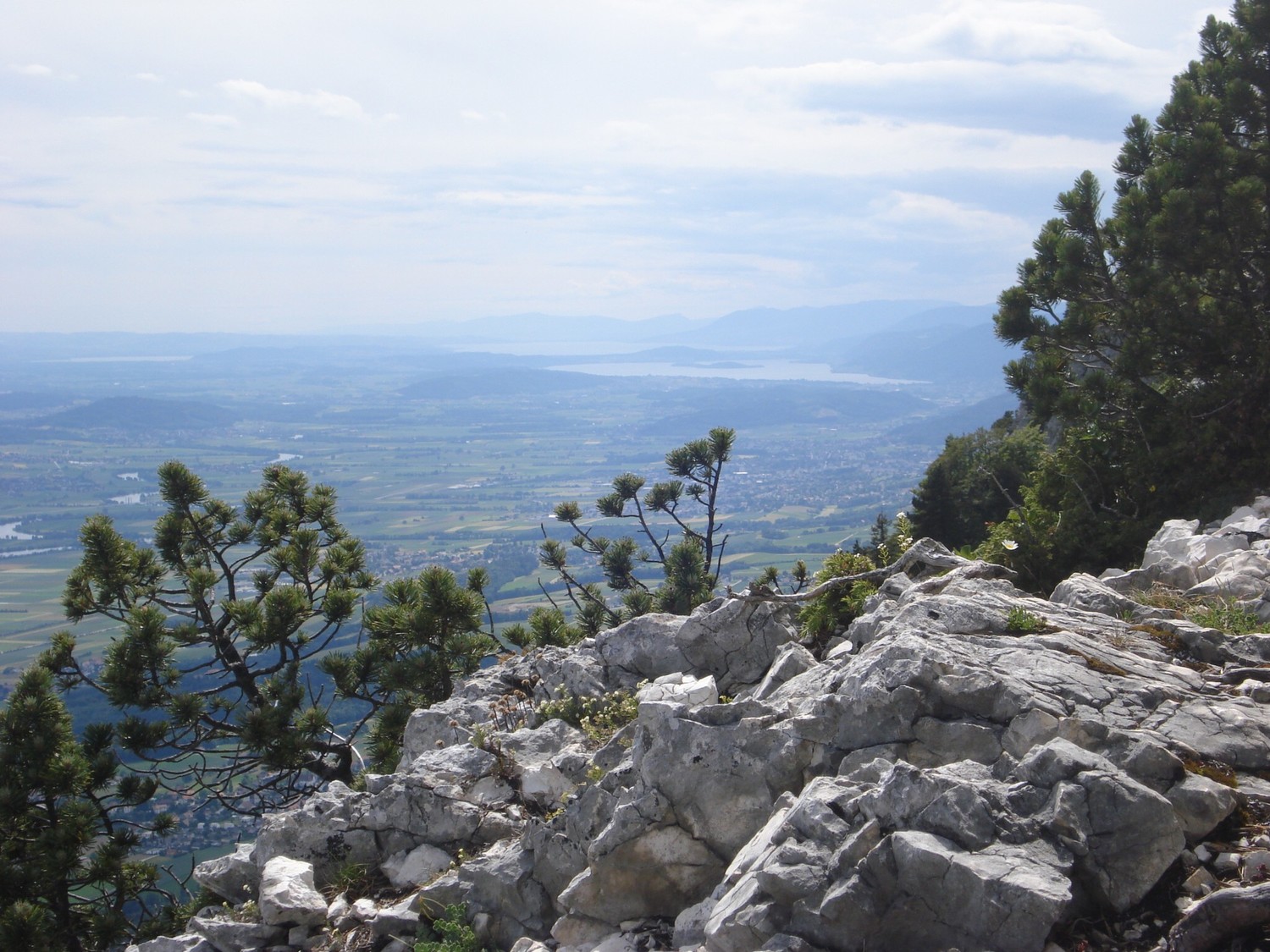 Sommet de la Balmflue : lacs de Bienne et Neuchâtel (et de Morat à gauche)