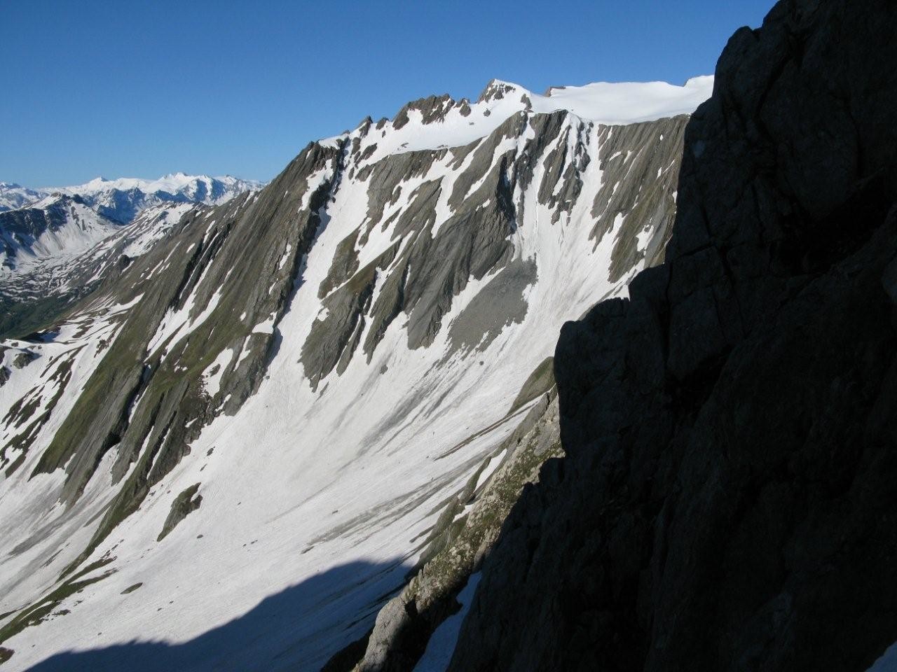 Descente du couloir S avec en face le NE des Sasses