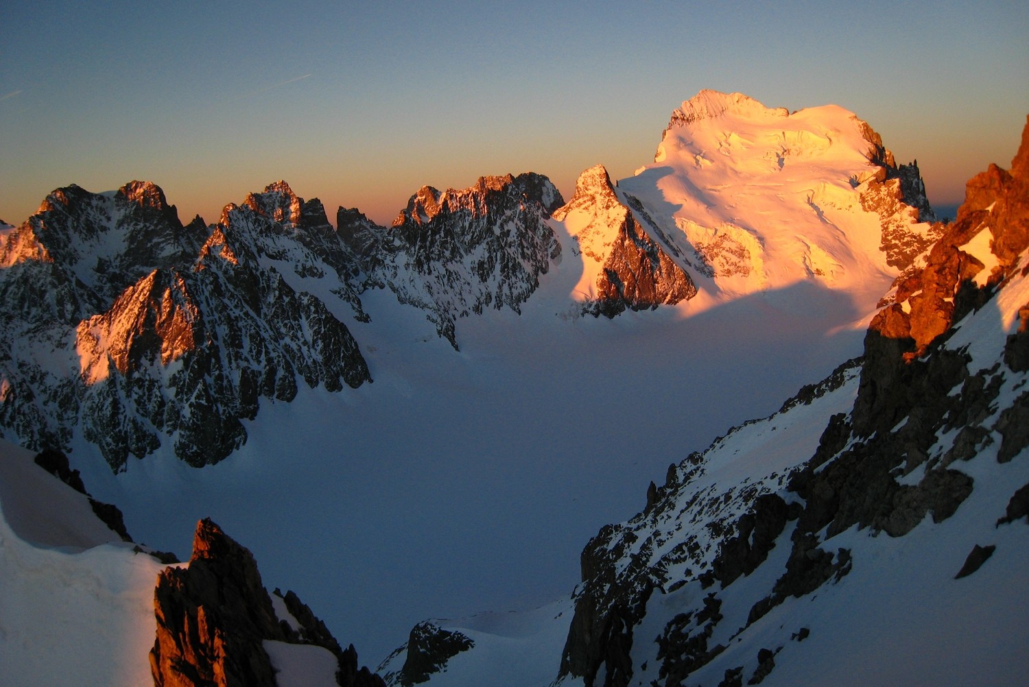 Lever de soleil sur la rive D du Glacier Blanc