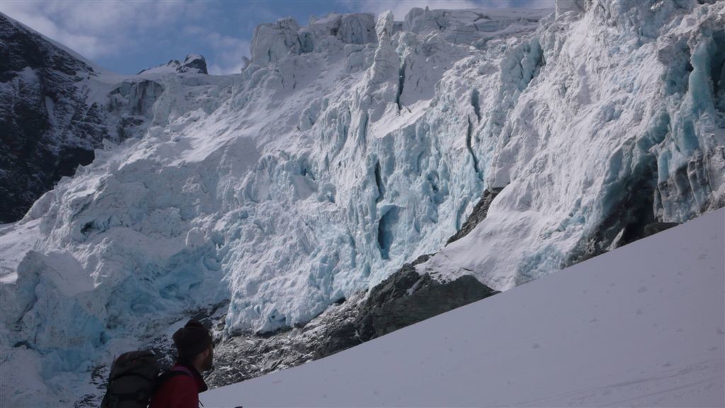 Devant la barre de séracs (très instable)