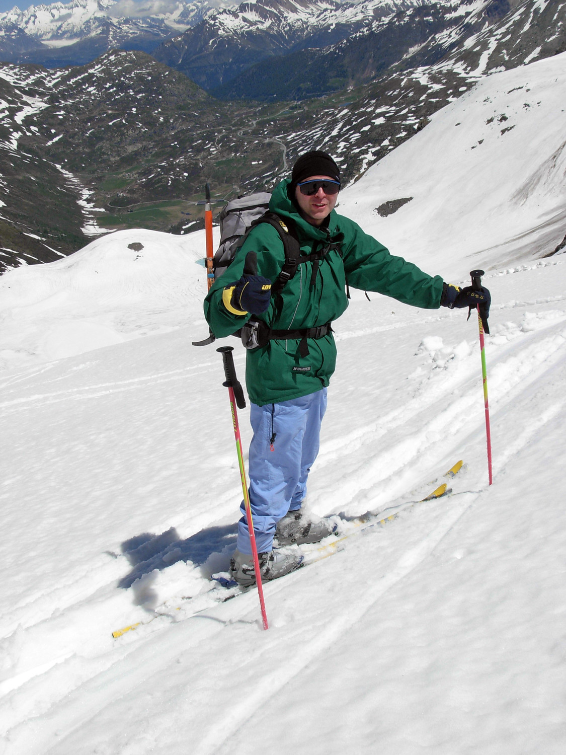 Matteo in discesa dopo il traverso con vista sul passo