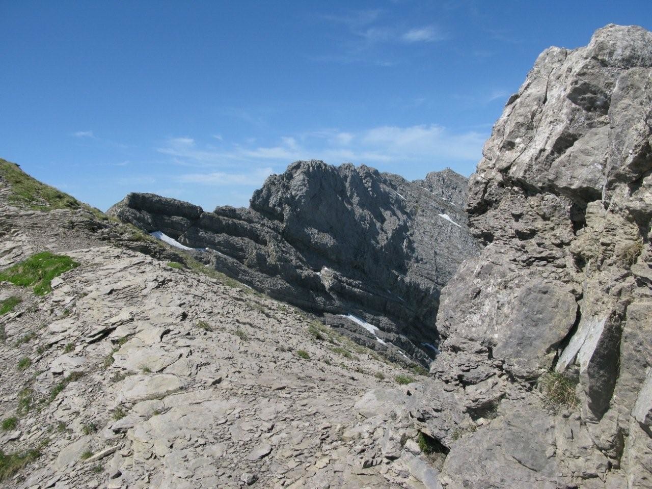 arrivée au sommet avec le sommet 2478 m. en face