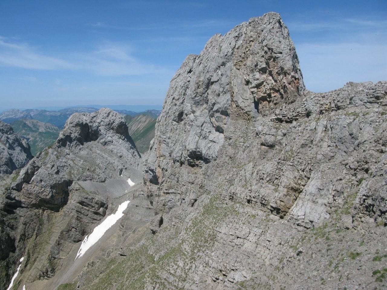 sommet 2461 m. et Tête de la Forclaz à gauche