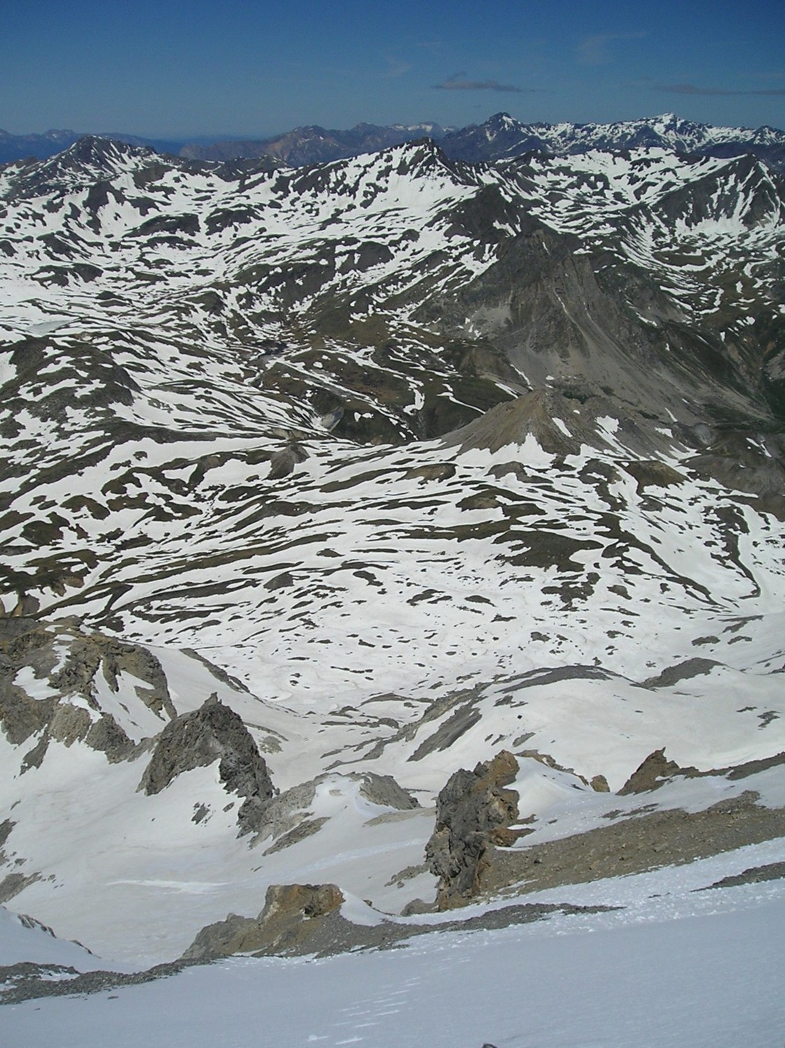 Haut de la partie raide. Passage à gauche, puis la brèche avant la petite dent