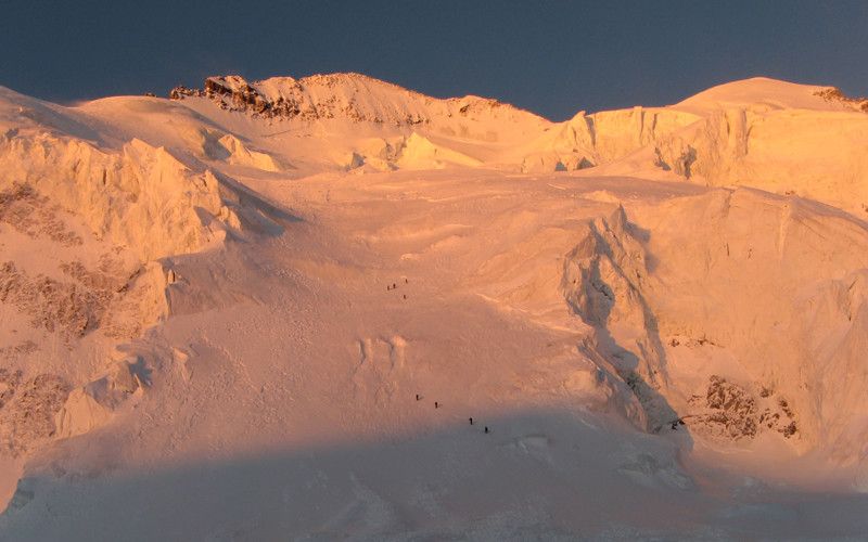 La montagne revêt un voile orangé