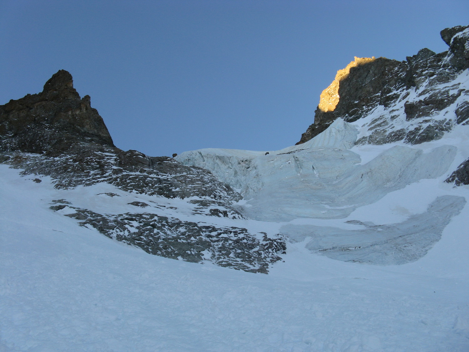 Vue sur le col W du Pelvoux, séracs pas immédiatement menaçants