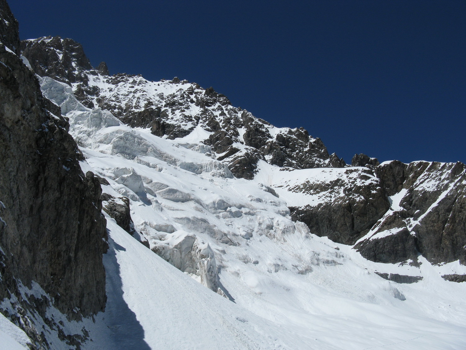 Les séracs du glacier des Violettes, une chute a eu lieu il n'y a pas bien longtemps...