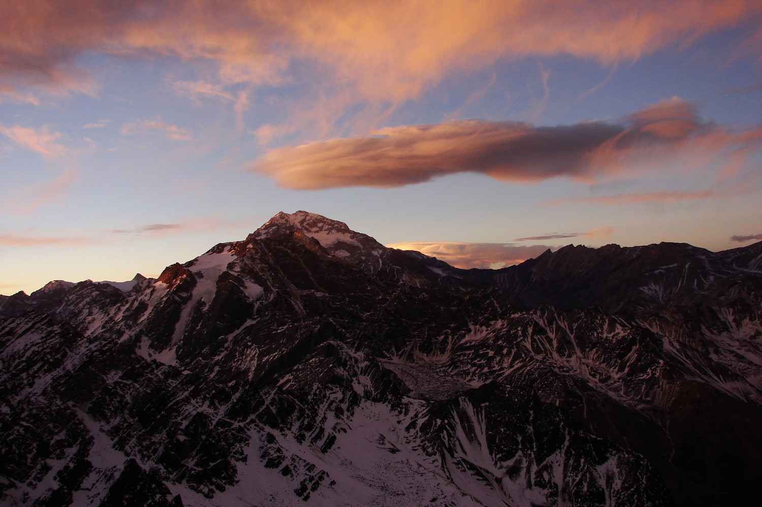 El Aconcagua desde la antecima, con las últimas luces...