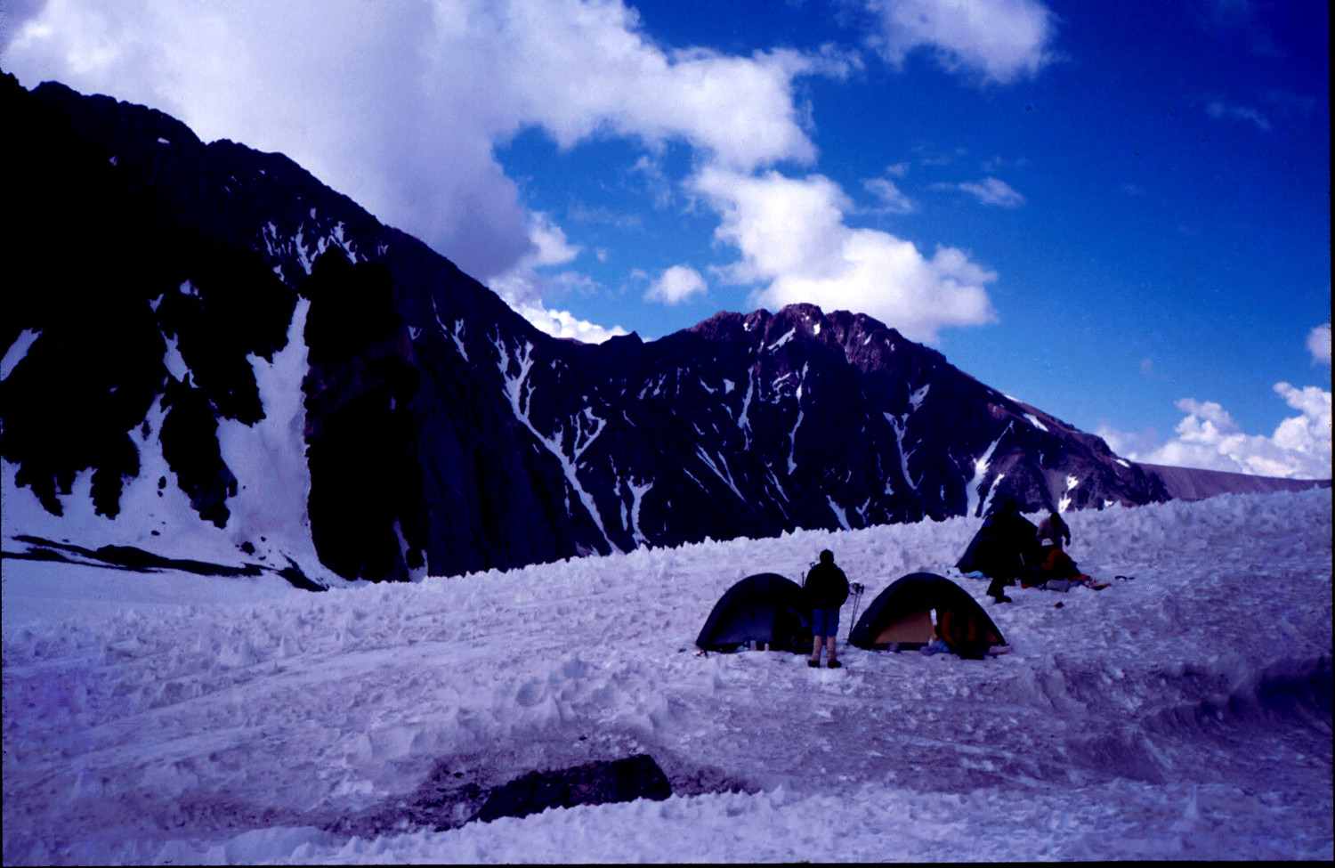 El campamento al pie de la torre en enero 1987 (foto Jorge Tarditti)