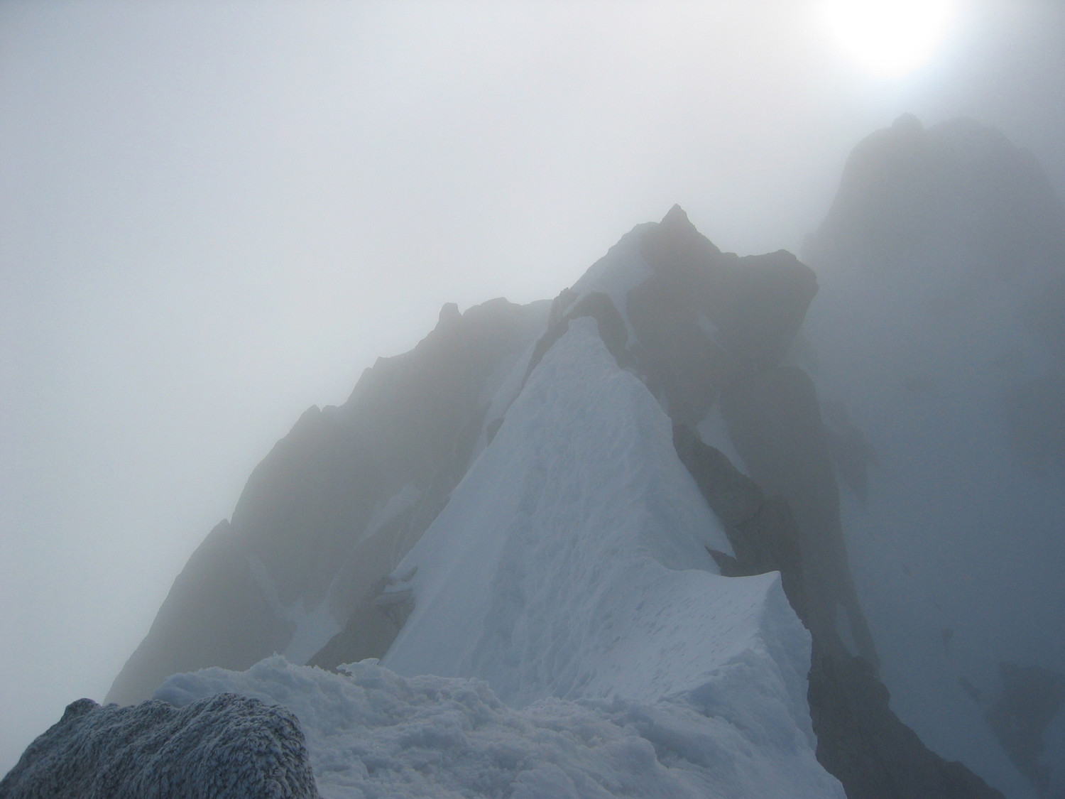 Chardonnet - Arrêtes au sommet, entre brume et soleil