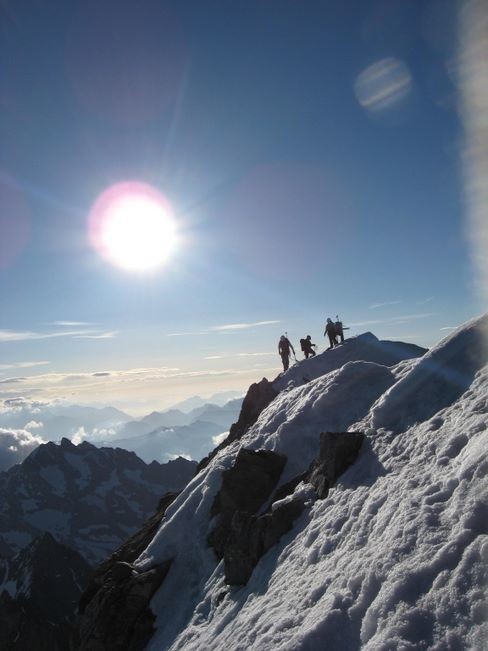 Deux cordées au sommet