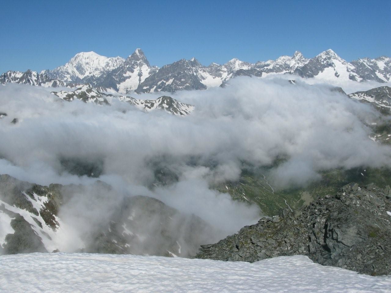 Le Roi Mont-Blanc surgit ...