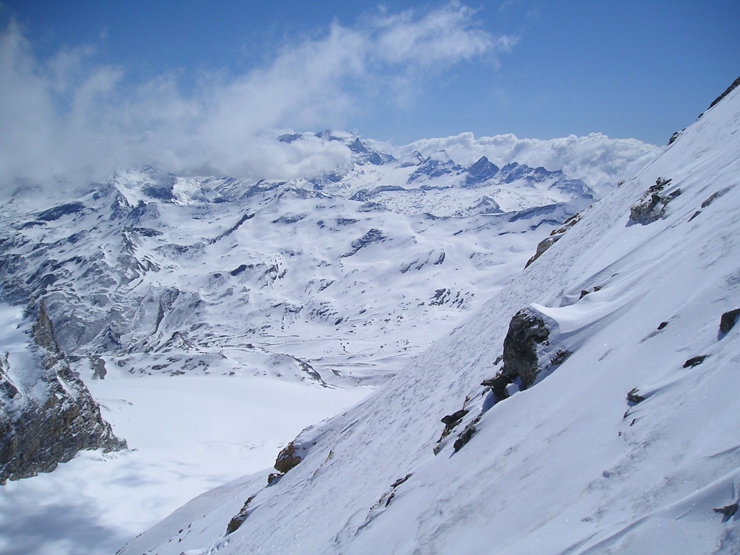 Sortie de la face N, vue sur Grand Paradis et au dessus de Bénévolo