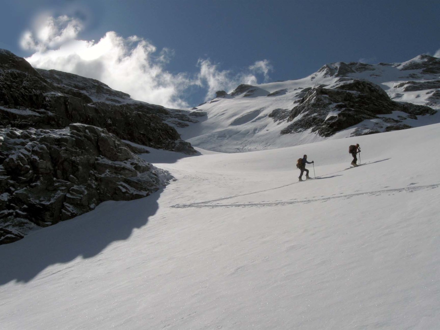 salita nella neve fresca