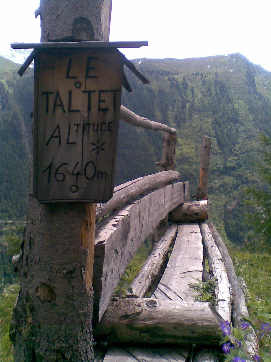 Banc sur chemin de descente