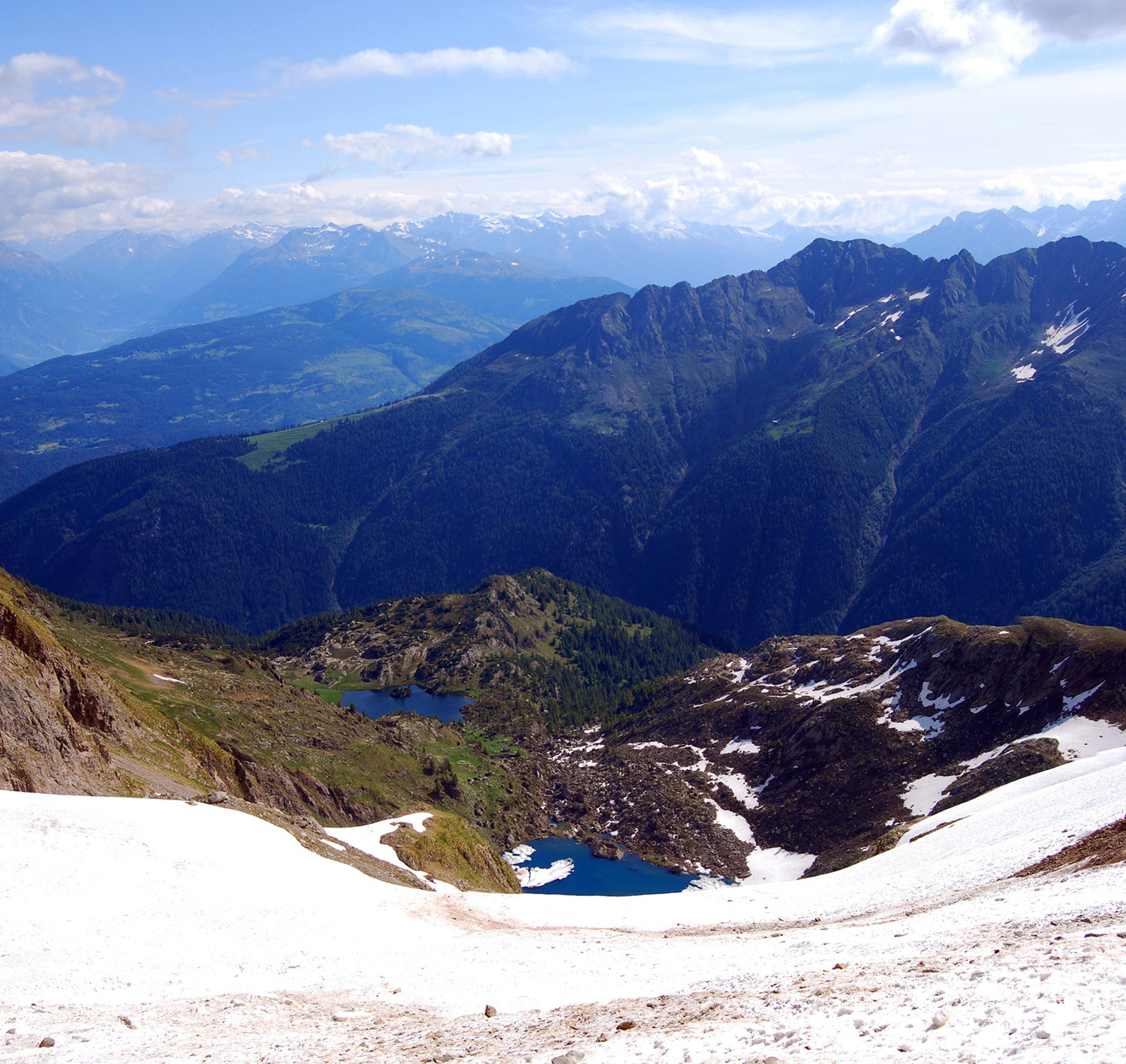 Salendo al Monte Torena 2911 m i laghi Nero 2036 m e Verde 2073 m.