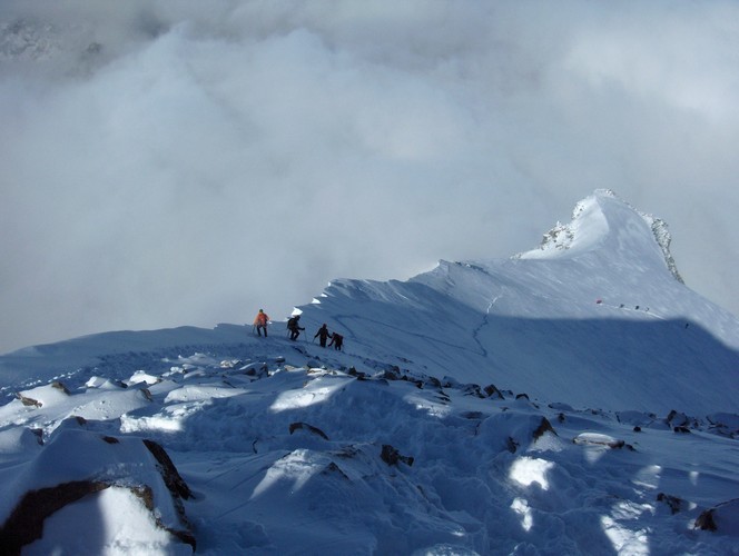 vue sur l'arête W depuis le sommet