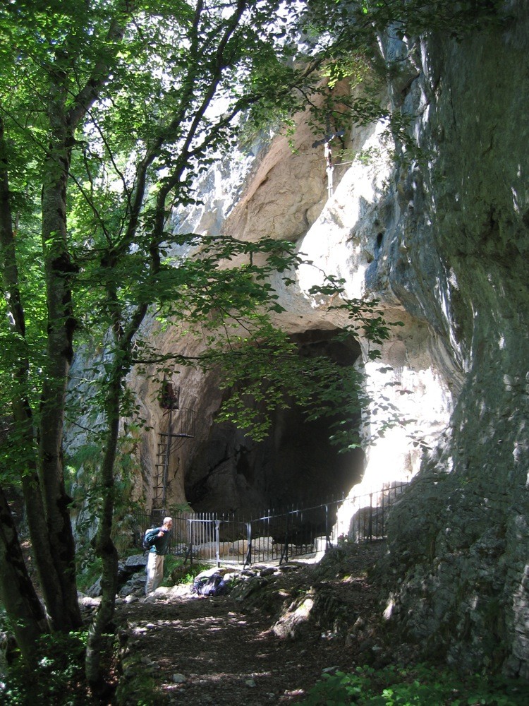 La grotte-sanctuaire à côté du cabanon du Verdon