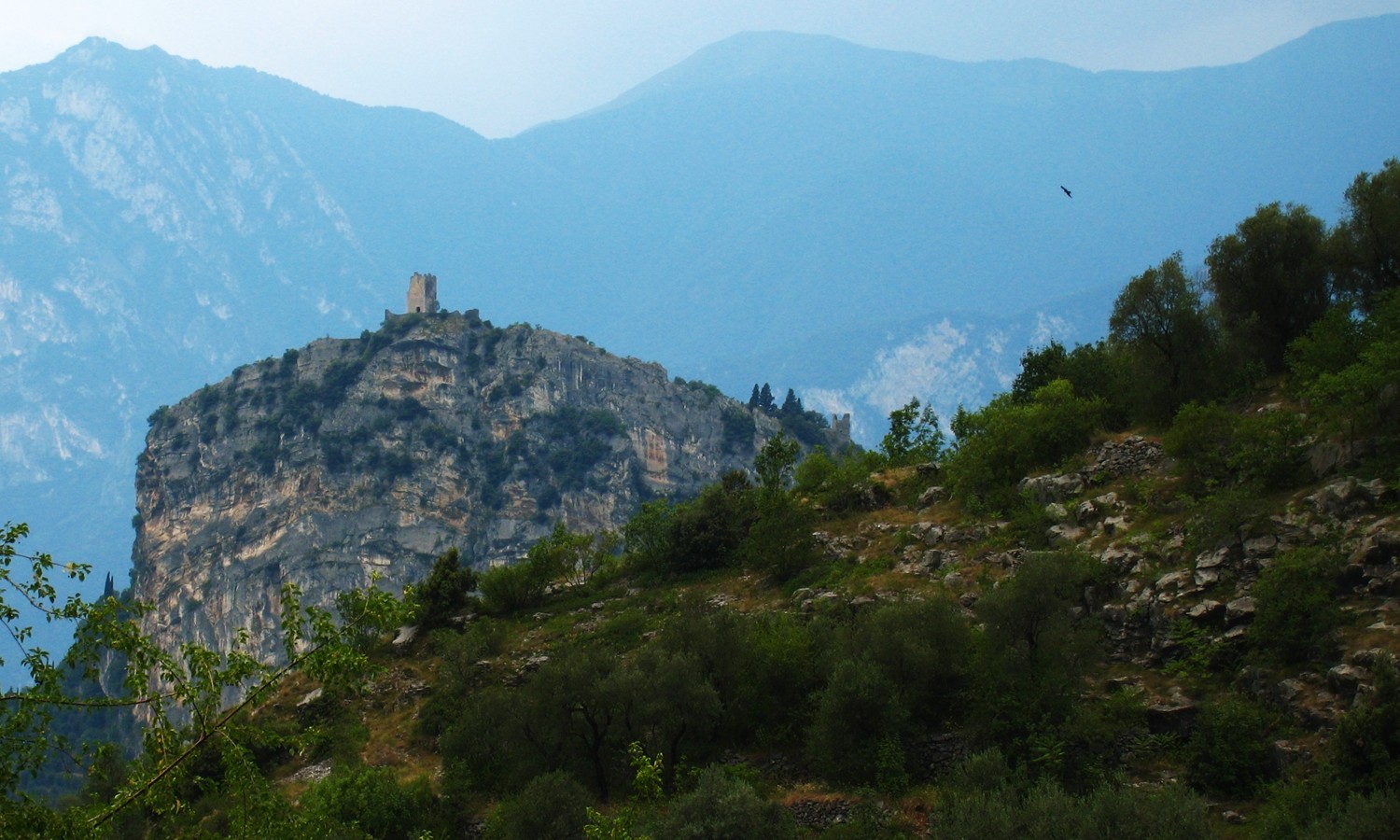 Le Castello d'Arco vu des lacets entre Massone et Troaina