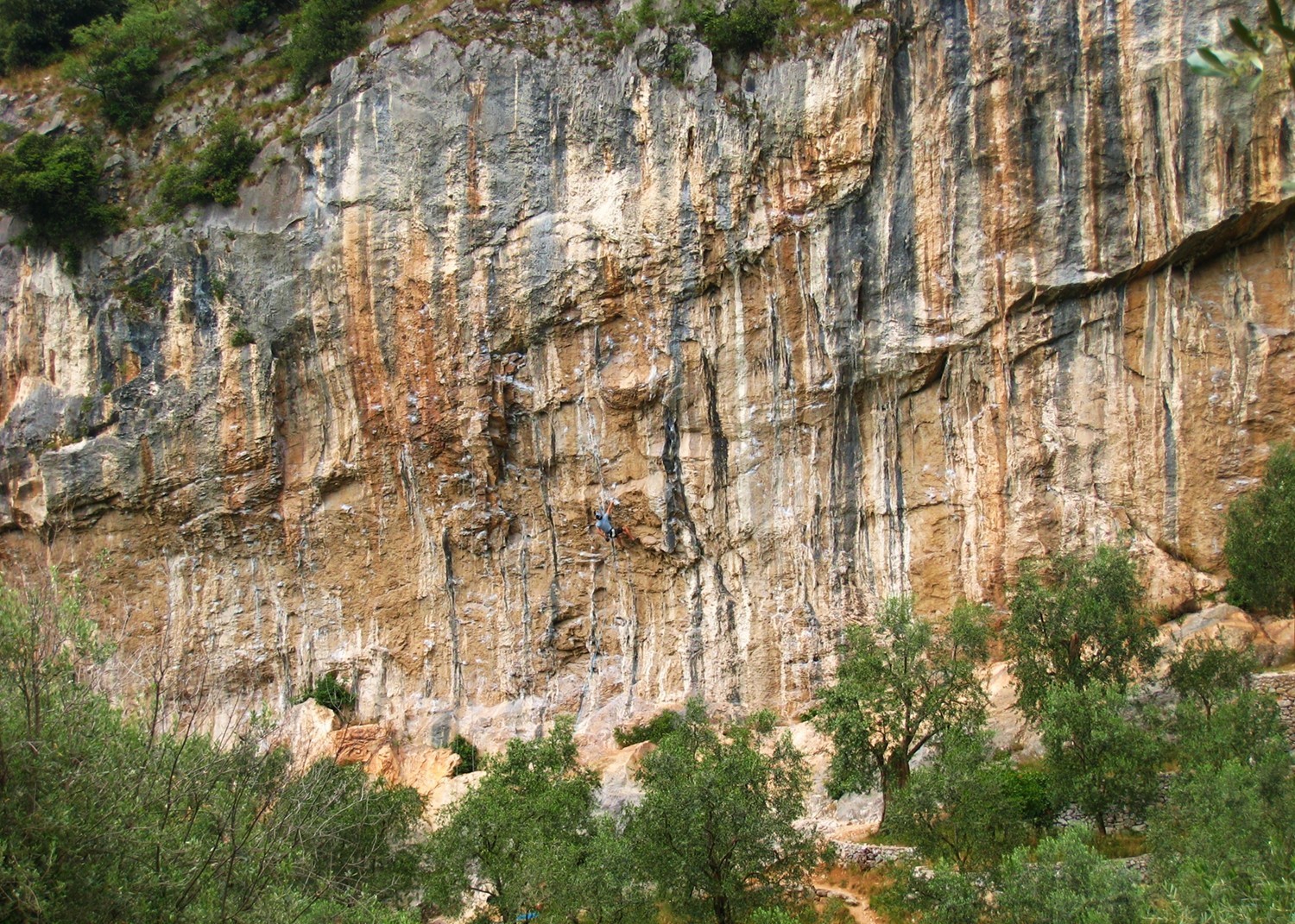 Deuxième secteur de G de Policromuro, dévers du 6b au 8a. Un grimpeur dans Deasy, 6c.