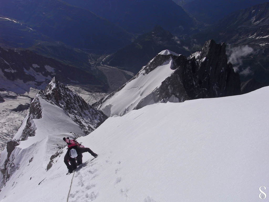 Eric remonte l'arête au dessus du Grand Pilier d'Angle