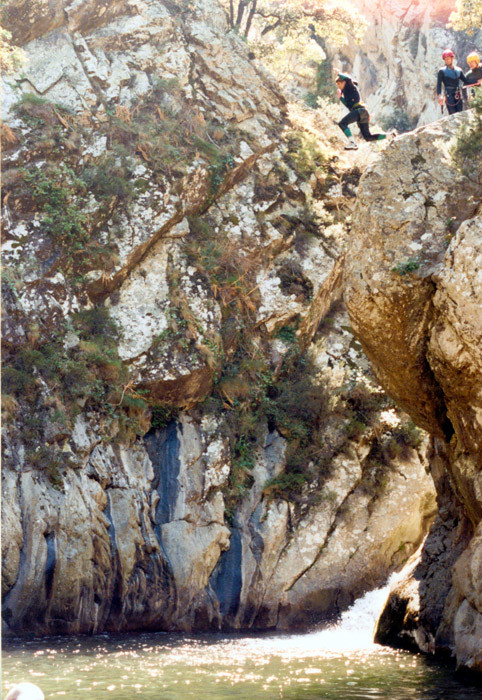 Saut en Canyon