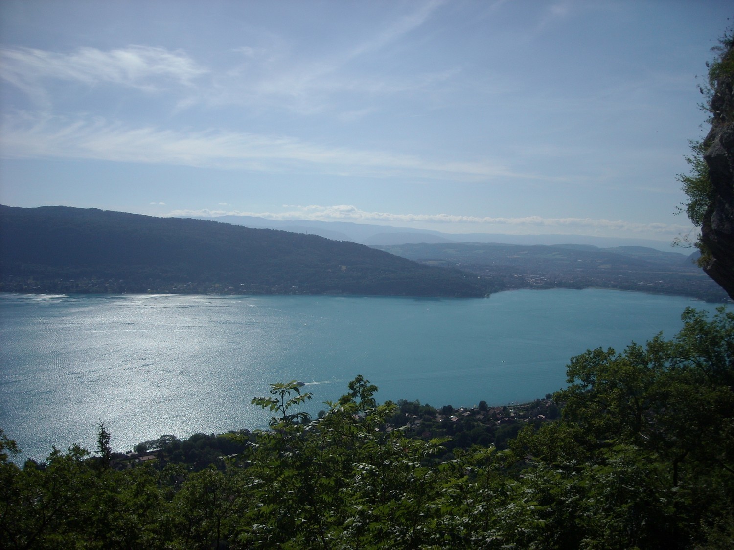 Vue sur le lac d'Annecy depuis la Dalle Bleue.