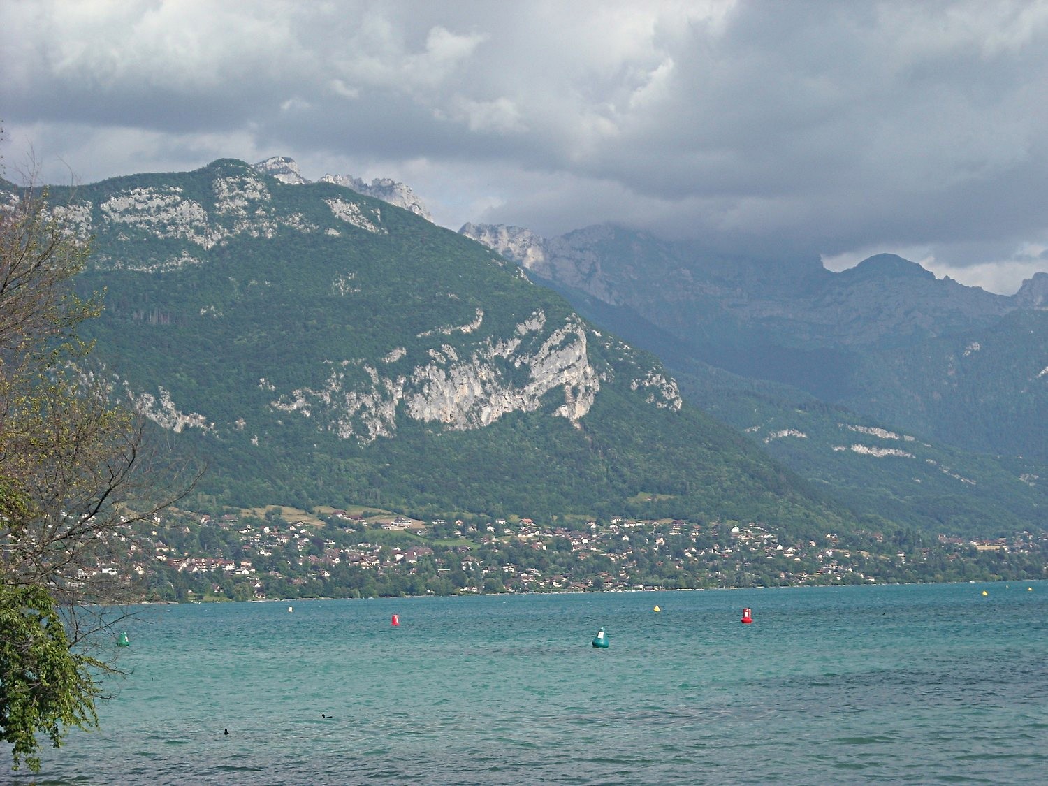 Les Grandes Suites vues depuis le jardin de l'Europe à Annecy.