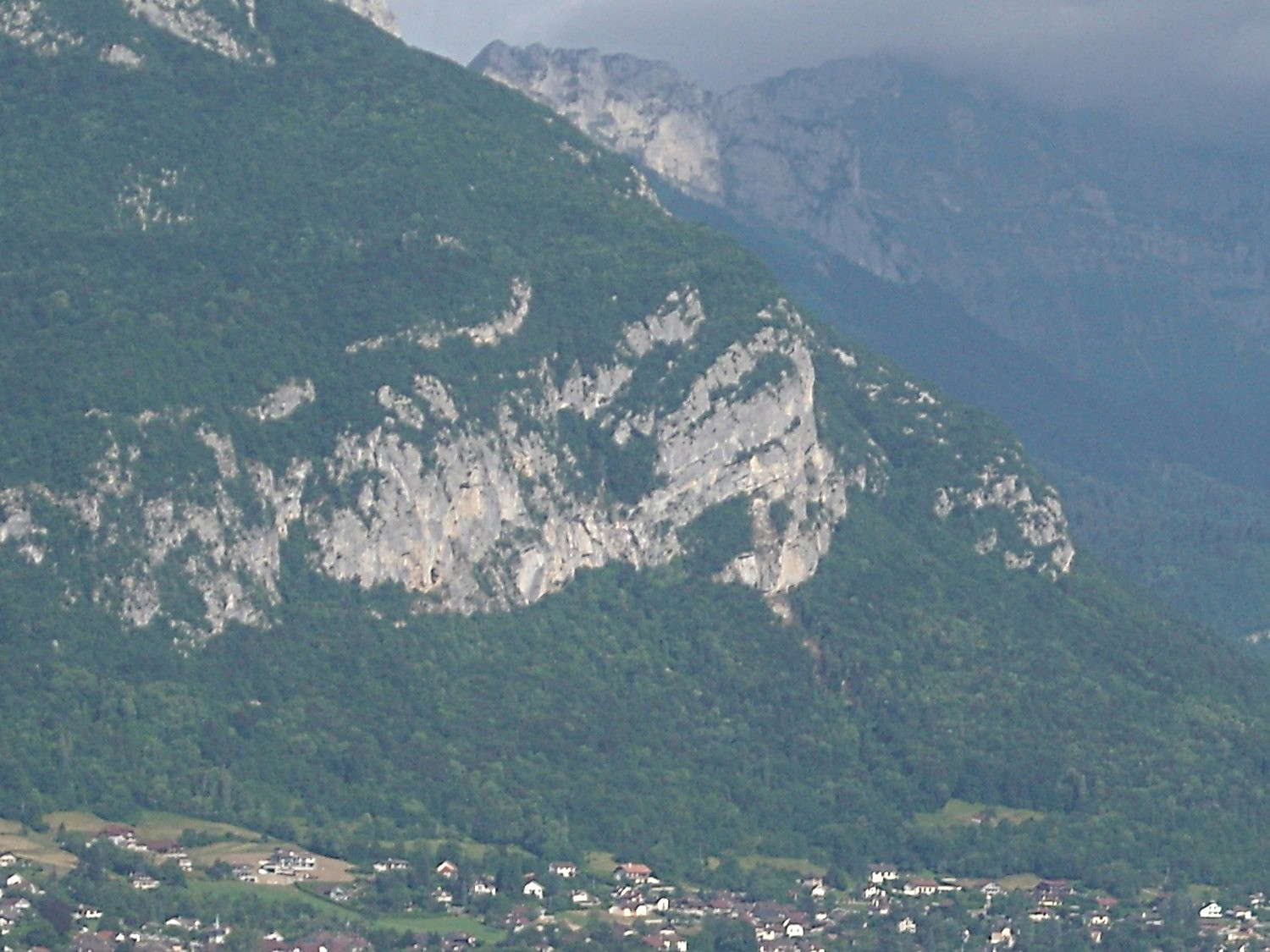 Les Grandes Suites vues depuis le jardin de l'Europe à Annecy.
