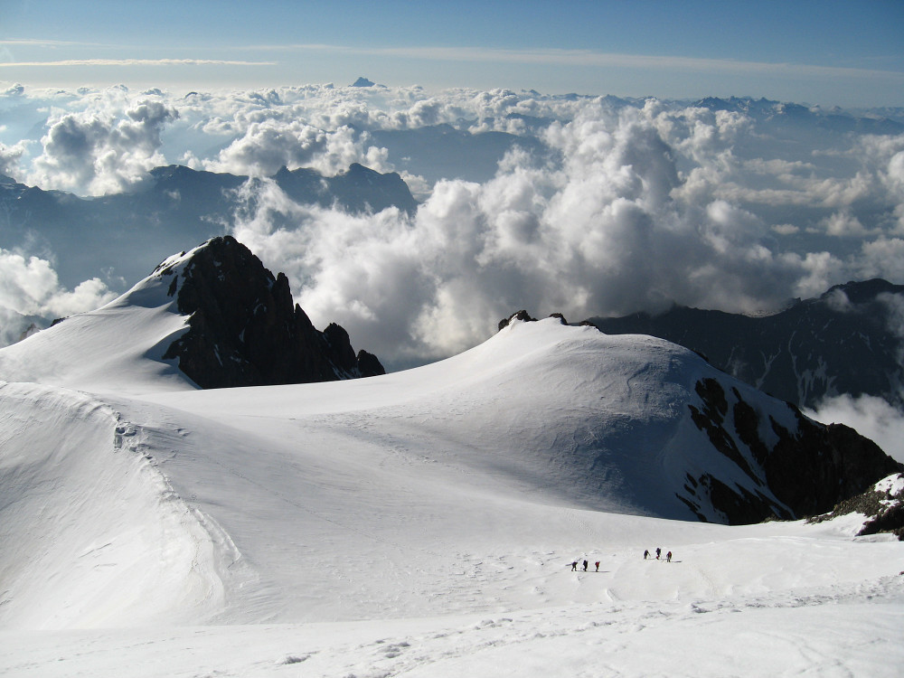 Pelvoux : depuis le sommet, vue sur les cordées qui viennent de sortir du couloir Coolidge (voie normale)