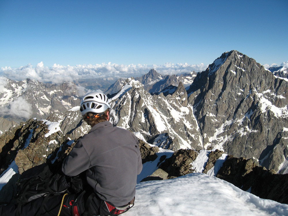 Pelvoux : Pierre au sommet, devant le Pic Coolidge et la Barre des Ecrins (nostalgie...)