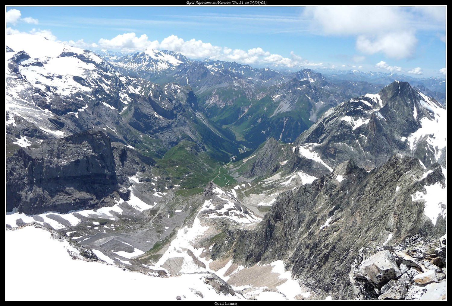 Vue plongeante sur la vallée