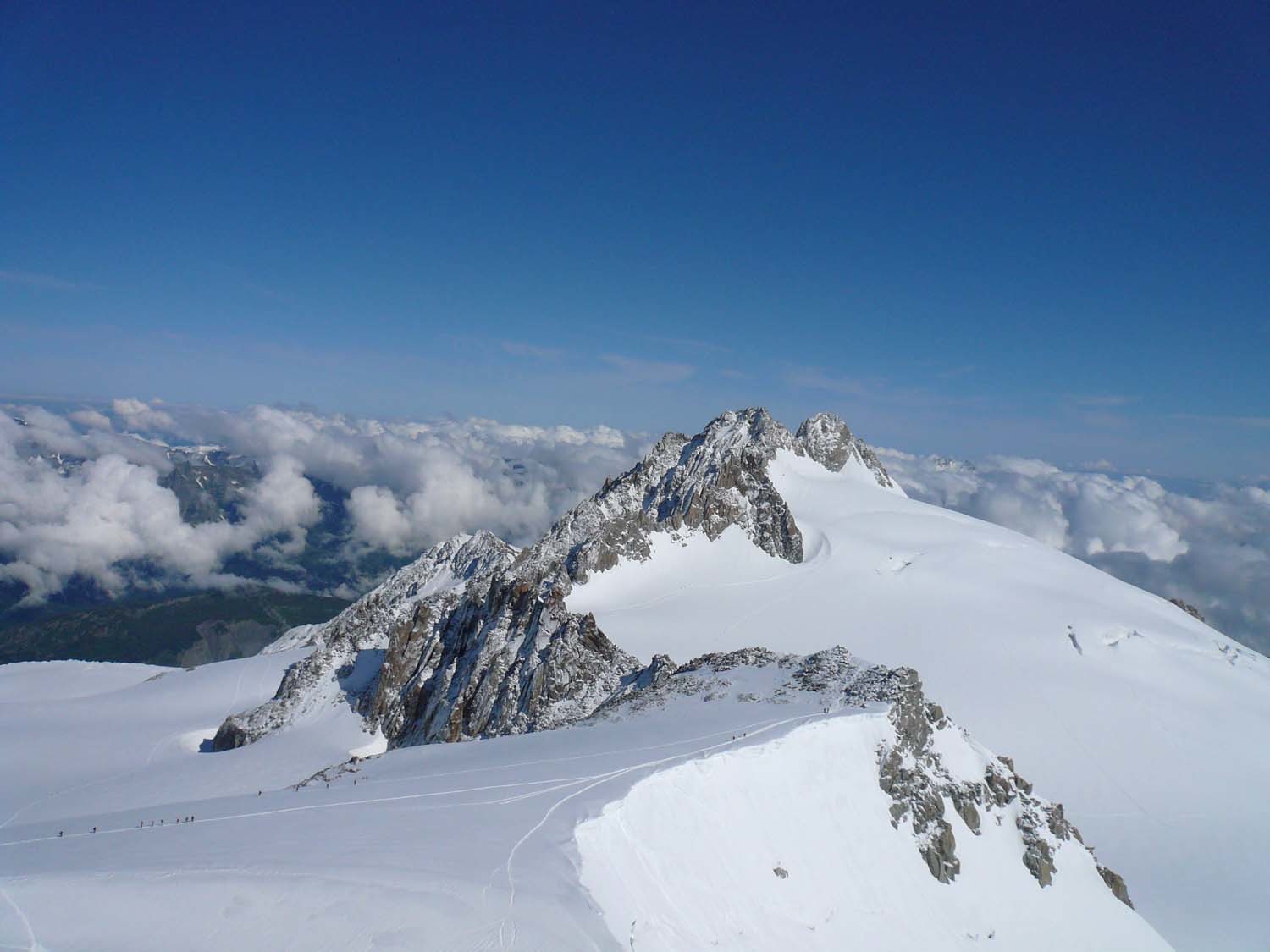 Des cordées se dirigent vers la Tête Blanche, plus loin se dressent les aiguilles du Tour.