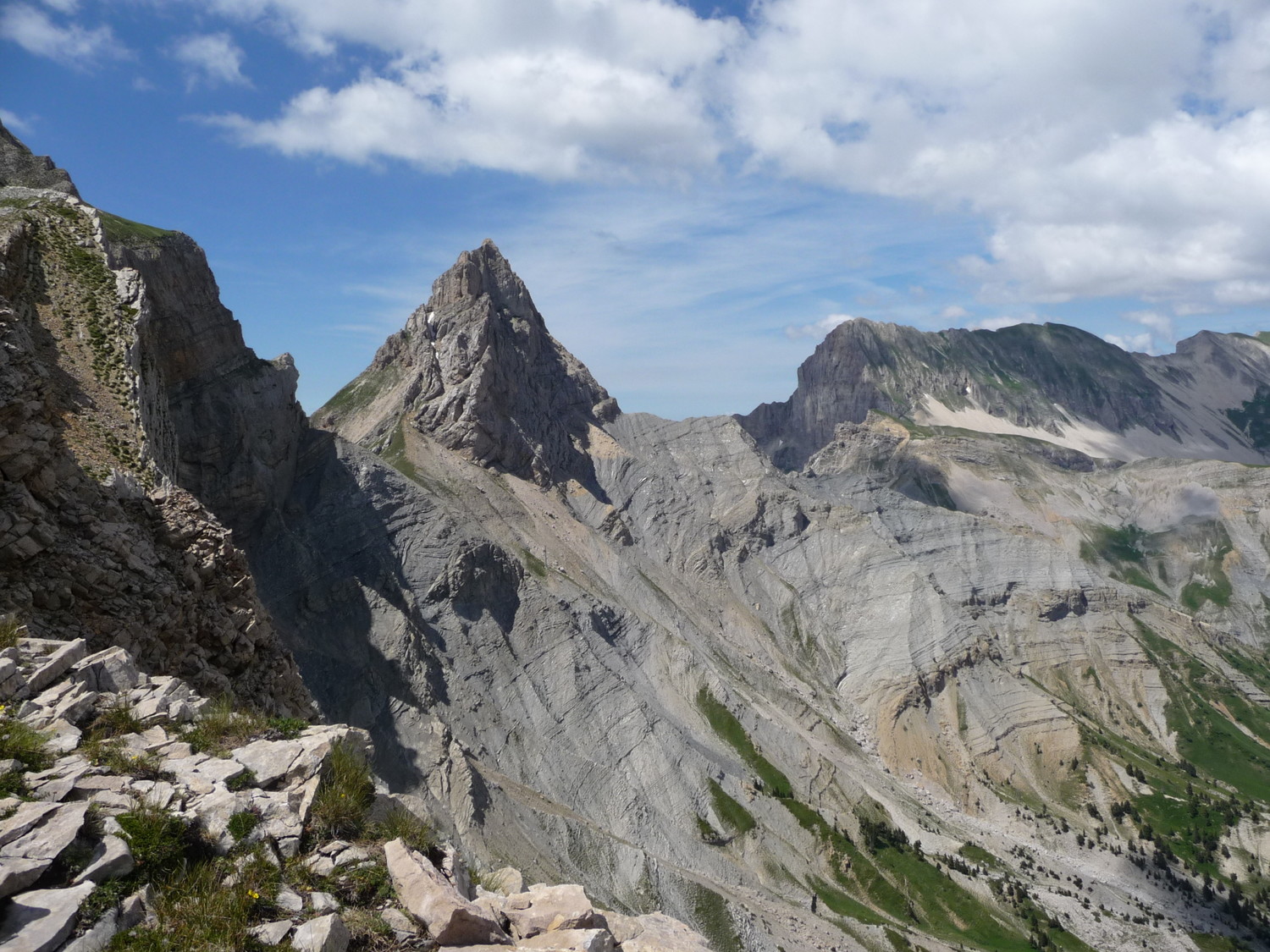 Roc de Garnesier vu de la crète SE de la Tête de Garnesier