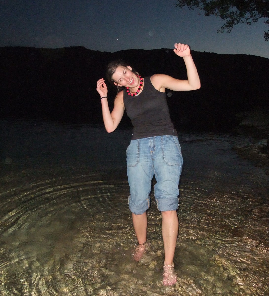 BBQ on Lylou beach, Lylou essaie de rentrer dans la photo