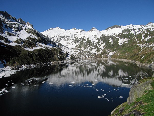 Il Pizzo Lucendro visto dal lago