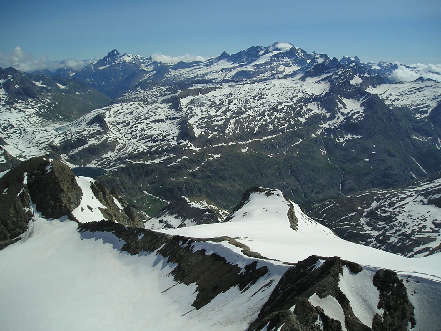 Col d'Oin devant le lac Serru. Au fond Grivola, Gran Paradiso, Torre del gran San Pietro