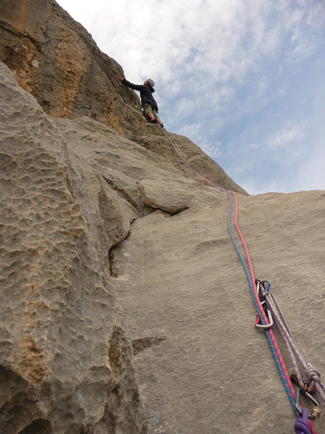 Julien dans le beau mur sculté de la dernière longueur